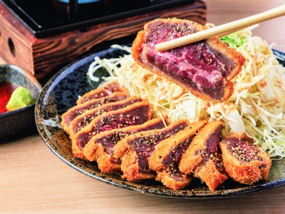 Beef cutlet alone: 1,650 yen. A rare part of beef is sliced thinly and deep-fried to rare. Grill it on the teppan by yourself.