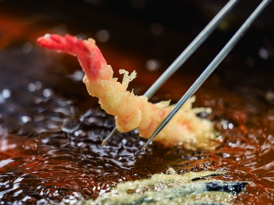 About 20 kinds of freshly fried tempura!
The tempura, served hot and freshly fried right away, is as authentic in quality as that of a specialty restaurant. The oil is always kept clean, so the batter is light.