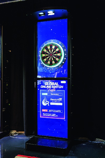 The store boasts one of the largest darts machines in the Kansai region, with as many as 24 machines lined up in the store. One play starts at 100 yen.