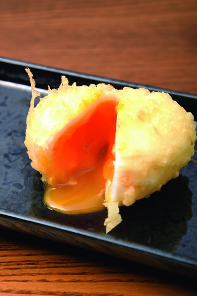 Half-boiled egg tempura with the yolk flowing out of the egg is 200 yen per piece. Perfect as a topping for noodles or as a snack.