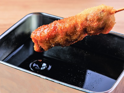 Each kushikatsu is priced from 132 yen. In addition to homemade sauces, you can also enjoy them with spices on the table. Rock salt, herb salt, curry salt, secret sauce, and dashi soy sauce are available.