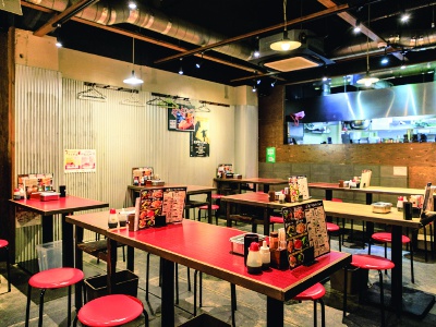 The retro interior has an open and relaxing atmosphere. The first and second floors are also izakaya in the same family. There is also a branch in Sennichimae.