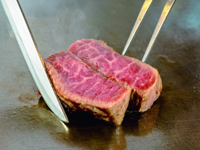 Teppan-yaki Gin serves the fantastic “Ozaki Beef” (Miyazaki Ozaki Beef). Enjoy the juicy beef, which is easy on the stomach, grilled on a teppan grill.