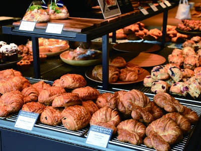 Located on the first floor of Nakanoshima Festival Tower West, the restaurant has many take-out customers.