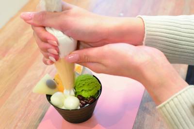 Matcha Parfait” can be used as a memo clip. You can squeeze whipped cream or color the waffle's browning. Various parts for serving are also available.