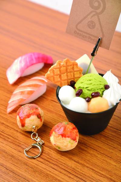 The workmanship is so elaborate that it could be mistaken for the real thing! The finished “takoyaki” and “sushi” are available as magnets or key chains that can be attached to the refrigerator.