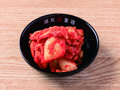 Free kimchi and fried garlic. The service of 1 double ball of rice is also free of charge. It is sure to fill you up at a reasonable price.