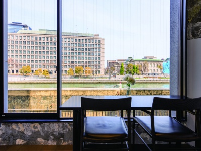 Open-air seating overlooking the Tosabori River is also available. It is sure to be a luxurious place to spend time