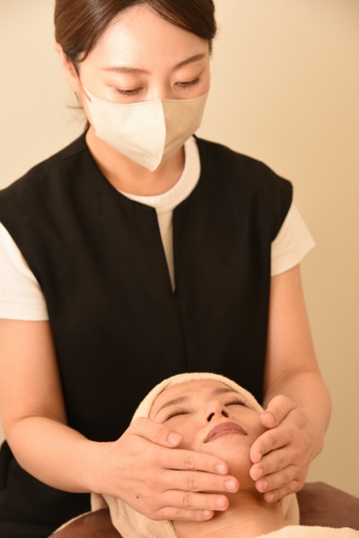 High grade program from 19,800 yen Special care for the most exquisite esthetics. Those who receive this program will receive a sample of luxurious cream.