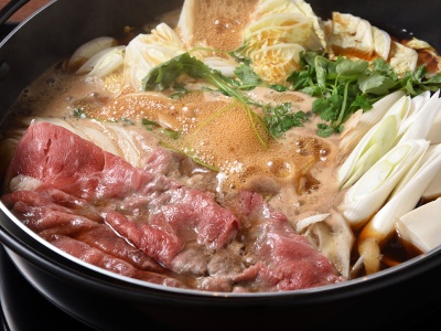 寿司、天ぷら、うどん、釜めし、丼…と、メニューが充実。サーロインを使った牛すき焼き鍋など、鍋物も用意。子ども用メニューもあり、家族一緒に楽しめる。
