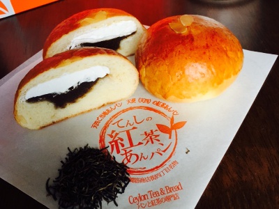 The popular Tenshi tea bean buns are 220 yen each.