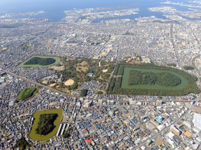 Together with the burial mounds on the north and south sides, they are called the three burial mounds of Mozu Mimihara.