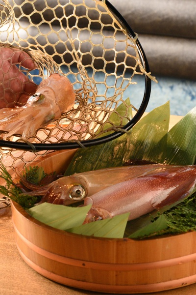 In addition to the squid pictured in the photo, you can also find spear squid and bluefin reef squid from winter to spring (depending on the weather in the fishing grounds). The transparent flesh is a sign of freshness.