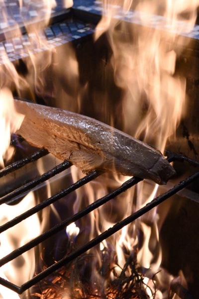 It is also nice to be able to observe the bonito tataki being boldly grilled on a straw grill up close. The aroma of the straw-grilled bonito wafting through the restaurant heightens one's expectations of the flavor.