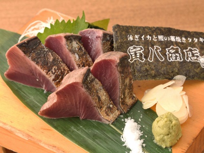 Check the “Today's Recommendation” in the restaurant for the straw-baked tataki, a dish of bonito directly shipped from Kochi and other prefectures. Salt tataki is recommended when the fat is in season!